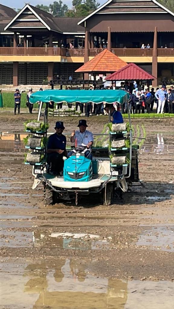 azulitasalim_'s tweet image. Field Visit AMAF Agriculture Ministers and 
Delegates at Taman Botani Shah Alam, Selangor. Tq all, you all are superb!