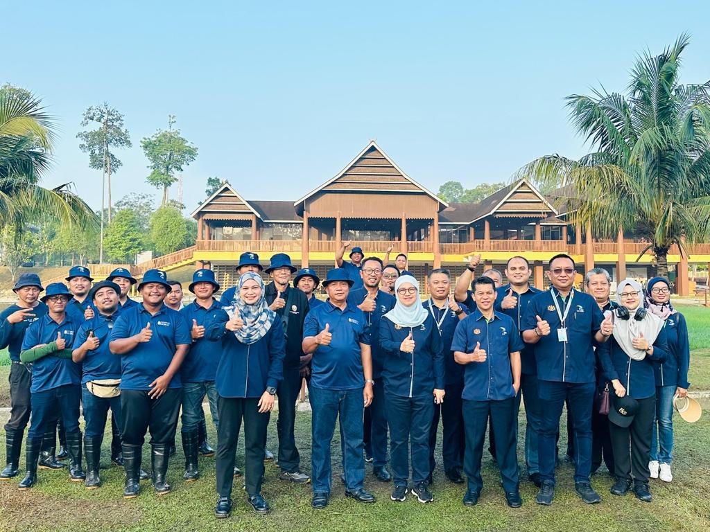 azulitasalim_'s tweet image. Field Visit AMAF Agriculture Ministers and 
Delegates at Taman Botani Shah Alam, Selangor. Tq all, you all are superb!