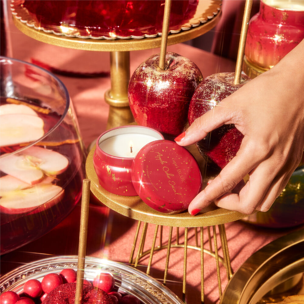 Picking our favorites for the weekend 🍎 
Apple Cider Social brings notes of crisp apple, cinnamon, juicy pear with grated clove and fresh nutmeg. Yummy!