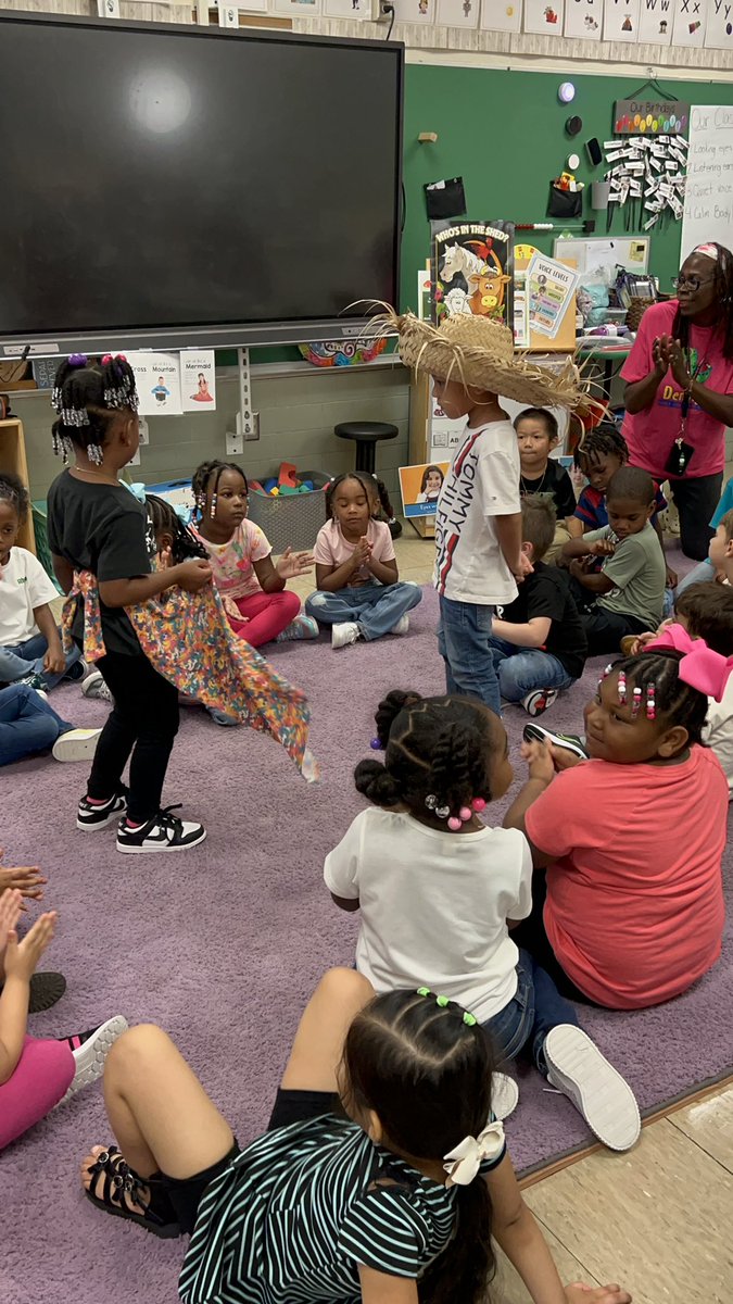 DECC had an awesome time celebrating Hispanic Heritage Month!One of our amazing families taught students how to make pastelitos,traditional dances such as Bomba,& even how to play los tambores!Muchas gracias familia y maestras por una celebración tan especial! 🌟#NNPSproud #DLI