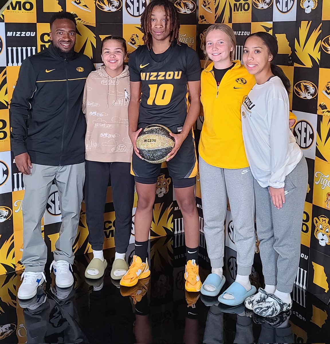 Flourish Season✨️ (Anthony J Kyle) (@courtflourish) on Twitter photo S/o to Mizzou on the invite! Had to bring <a href="/Jossyj22/">Joslynn James</a> <a href="/AlainaD04/">Alaina Dreckmeier</a> <a href="/moniquenelson_/">Monique</a> with us! <a href="/BourrageDivine/">Divine Bourrage</a> #NotCommitted S/o to Mizzou on the invite! Had to bring <a href="/Jossyj22/">Joslynn James</a> <a href="/AlainaD04/">Alaina Dreckmeier</a> <a href="/moniquenelson_/">Monique</a> with us! <a href="/BourrageDivine/">Divine Bourrage</a> #NotCommitted