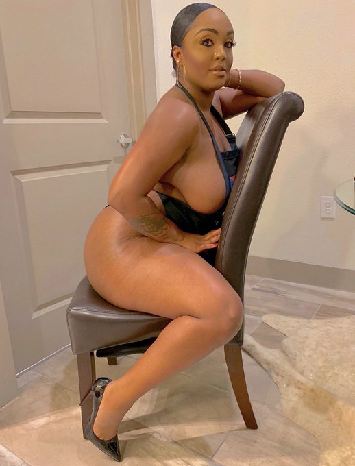 Want to see what&rsquo;s under my apron? 😋😏 https://t.co/7JOFra1Jqo #onlyfans #allnatural #dallas #texas #thick<a href="/tag/texas"class="tags"><span>#texas</span></a><a href="/tag/allnatural"class="tags"><span>#allnatural</span></a><a href="/tag/dallas"class="tags"><span>#dallas</span></a><a href="/tag/thick"class="tags"><span>#thick</span></a><a href="/tag/onlyfans"class="tags"><span>#onlyfans</span></a>