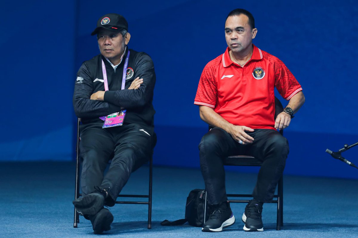 ainurohman's tweet photo. Baru saja, PP PBSI memberikan siaran pers soal kegagalan Indonesia meraih medali di Asian Games Hangzhou 2022.

Komentarnya dari Kepala Bidang Pembinaan dan Prestasi PP PBSI Rionny Mainaky: 

"Saya atas nama tim bulu tangkis Indonesia meminta maaf kepada Kementerian Pemuda dan Olahraga, Komite Olimpiade Indonesia (NOC Indonesia) dan seluruh masyarakat Indonesia atas kegagalan ini. Hasil ini tanggung jawab saya sebagai Kabid Binpres."

"Tapi izinkan saya untuk menyampaikan evaluasi dan kendala yang dihadapi tim secara lebih utuh nanti setelah saya, tim pelatih dan pengurus mengadakan rapat setibanya di Jakarta."

"Saya pastikan kondisi tim tetap solid, tetap kompak. Kami semua sadar kami belum berhasil jadi kami sepakat untuk memperbaiki dan bangkit bersama-sama."

"Banyak hal yang memang harus segera dibenahi. Keekurangan-kekurangan Ini menjadi PR kami di tim kepelatihan."

"Saya juga mengucapkan terima kasih atas dukungan dan motivasi seluruh pihak berupa saran dan kritik kepada kami. Ini akan menjadi bahan evaluasi kami juga." 

"Saya berterimakasih kepada para pemain yang sudah berjuang maksimal sesuai kemampuan mereka. Dan saya berpesan untuk tidak terlalu berlarut dalam kesedihan."

"Segeralah bersiap untuk turnamen selanjutnya. Yaitu ada Denmark Open dan French Open pekan depan. Semoga hasilnya mereka bisa lebih baik."

📸🎙️: PBSI