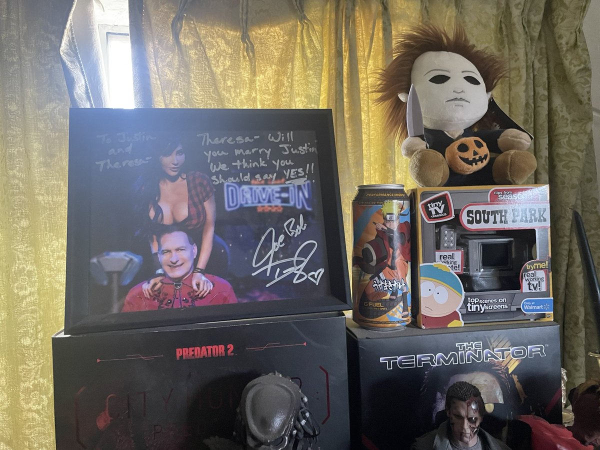 madnessrefined's tweet image. This is our first Jamboree, and it’s been awesome! My husband and I have almost been married 2 years since 

@kinky_horror helped him with his proposal! I obviously said yes!  #DriveInJamboree