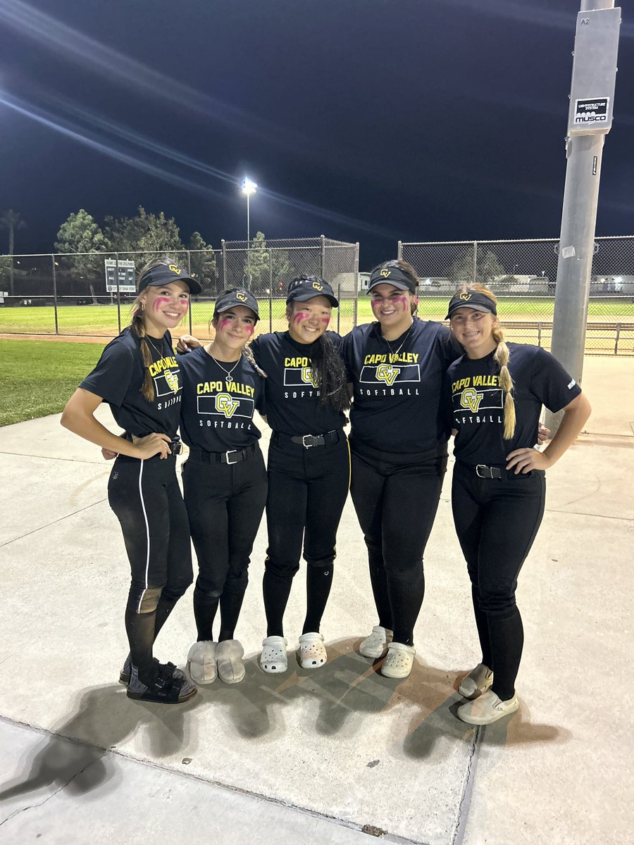 anorahkang2025's tweet photo. Fall ballin’ with @caposoftball 🩷🩷@BirdieKelly @maddie_mcsorley @kaylameyer2024 https://t.co/SIbFloinlv