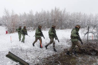 OsintTV's tweet photo. 🇮🇳🪖🇺🇸 The Indian soldiers participating in the "Yudh Abhyas 2023" US-India bilateral joint exercise in Alaska carried Insas rifles, SIG716 rifles, Negev NG7 machine guns, FN MAG machine guns and other small weapons https://t.co/f57TVn5aD5
