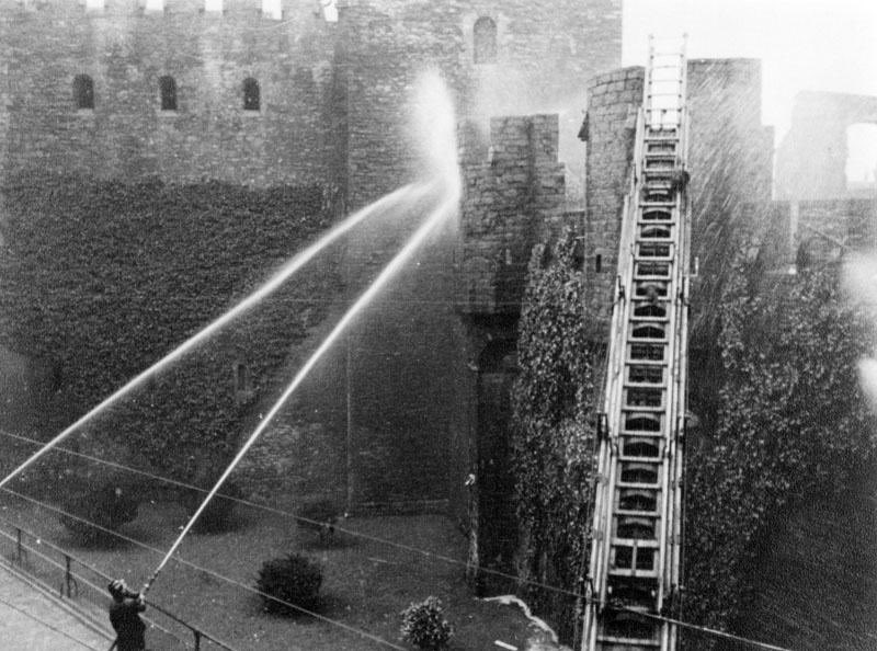 Never forget how on nov 16, 1949 a bunch of Belgian students from Ghent took over a fortress and attacked the police with fruit because the city had raised the price of beer.

On November 16, 1949, 138 students (including one girl) entrenched themselves in the Gravensteen in
