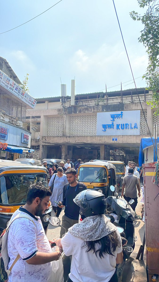 Shamroz7794's tweet photo. @MTPHereToHelp @narendramodi @CMOMaharashtra auto wala almost about to enter Kurla station West … no entry zone for auto but they are entering and making a queue https://t.co/qoOL8Davk1