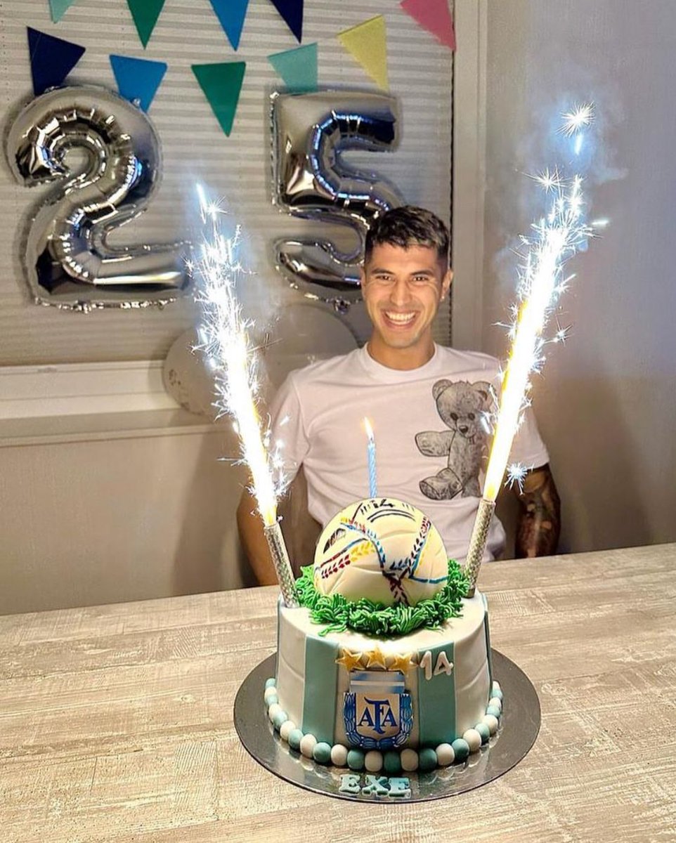 FOXSportsArg's tweet photo. #Scaloneta | Exequiel Palacios, el ex River Plate, celebró sus 25 años con una torta muy especial: las 3 estrellas y la pelota que se usó en Qatar 2022. 

¡Feliz cumple Exe! 💙🤍

#FoxSportsArgentina #Palacios #Exequiel https://t.co/7A4Xwl9kji