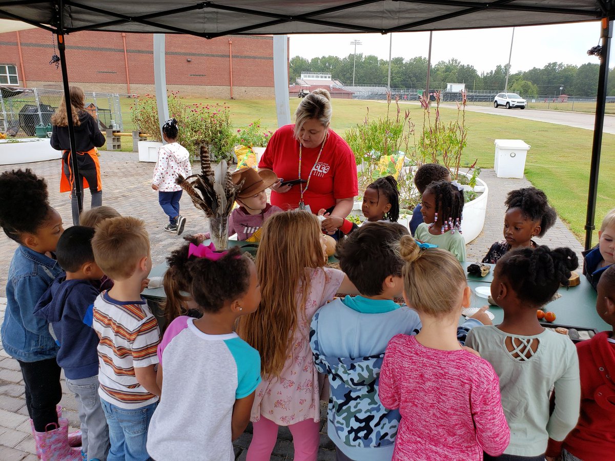 APilcherCHHS's tweet photo. Had such a great time today hosting the Overpark Elementary School field trip to the Center Hill Farm!🦆🐔🐓🐍🐇🐣🥚🦃 https://t.co/MRoftzQYyR
