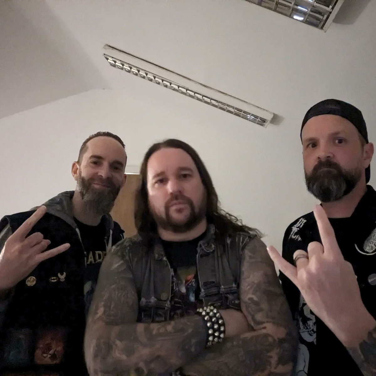 InTheAbyssmetal's tweet photo. Absolute banger of a night in Bristol tonight... @MUNICIPALWASTE slayed as ever! Oh, cheers @NigeSavage you fuckin legend!🤟🤟🤟🍻🍻💪 episode with Ryan Waste coming soon! #municipalwaste #thrashmetal #riffs #heavymetal #bristol #bristolmetalquarter #fuckU2 https://t.co/AtprOLIePz