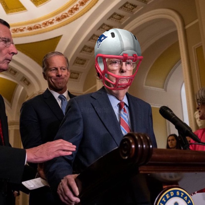 Brycen2047's tweet image. The Patriots OL when Mac Jones hikes the ball