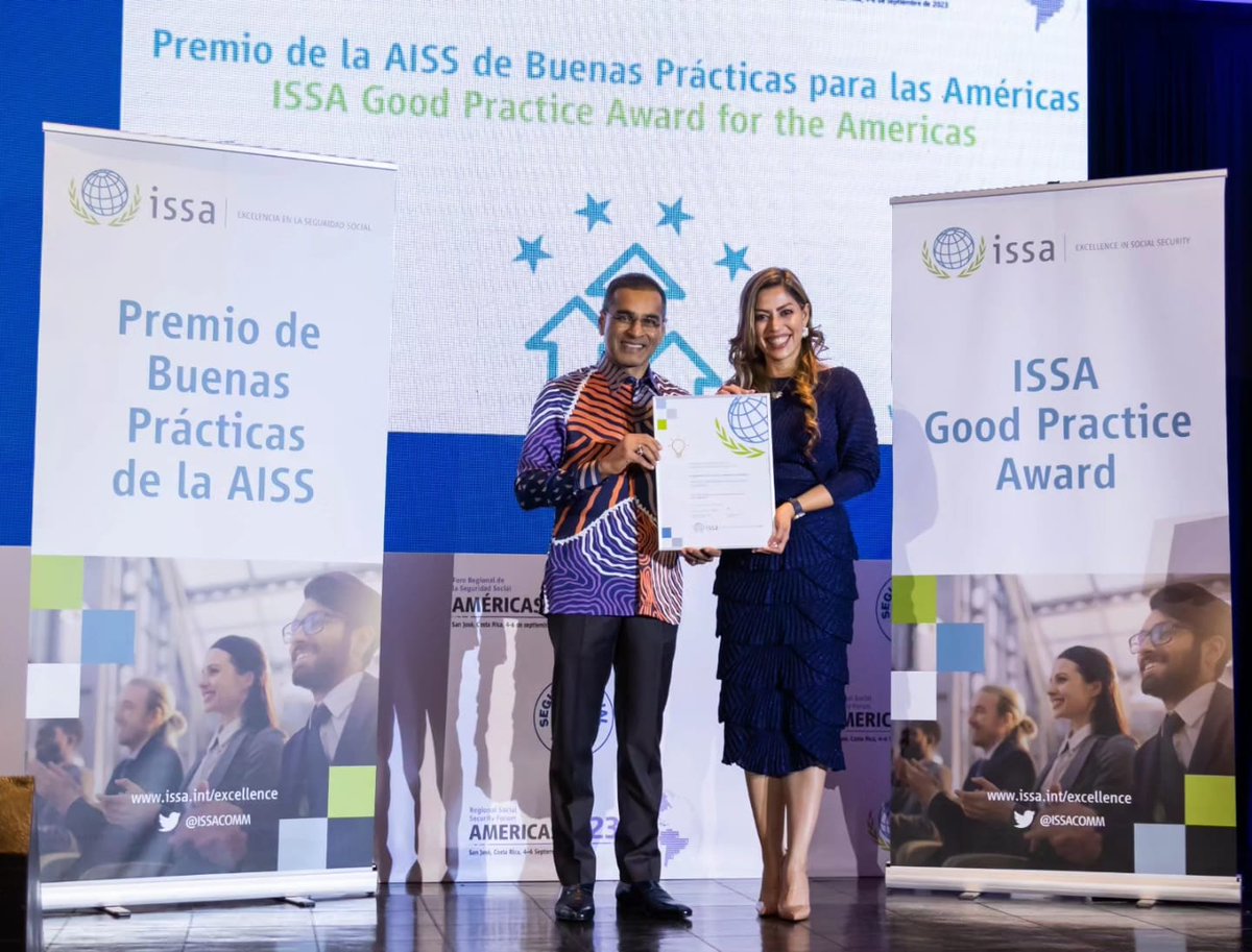 MonicaAyalaGue1's tweet photo. En el @isss_gob_sv , nos sentimos sumamente orgullosos de colocar a El Salvador como un referente para la región de Las Américas, gracias al programa de DR. ISSS en línea, el cual ha sido reconocido con la mención especial a la innovación 2023, otorgada por la @ISSACOMM https://t.co/e9slmDePHN