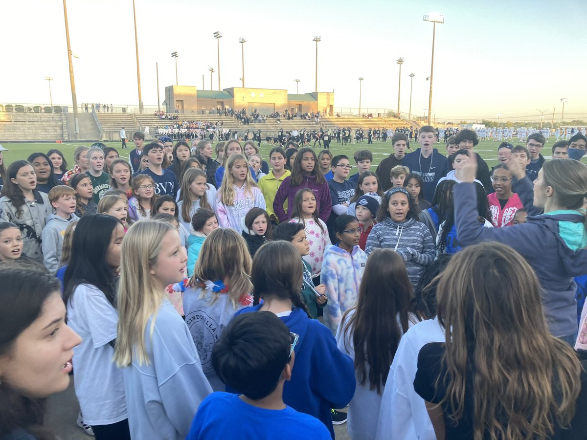 OTECougars's tweet photo. Our choir singing the Star Spangled Banner at the @BVNorthFootball homecoming game!  Excellent job Cougars! #BVtogether https://t.co/scXtsAQaD3