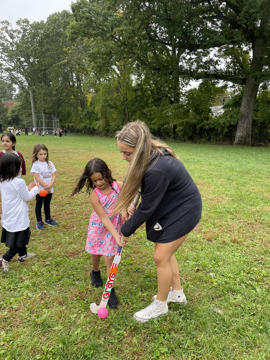 DGonzalezAAD's tweet photo. Great job by our Varsity student athletes today at Parsons Wellness Day. Working with the youth and teaching them the importance of health and wellness through athletics!

@HarrisonHusky https://t.co/dwlH2QQTA5