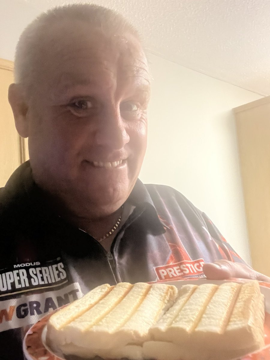How would you celebrate topping Group B at the @MSSdarts ? After a few “mature” performances on the night it￼ had to be a cheese toastie! 🧀 😋 😂