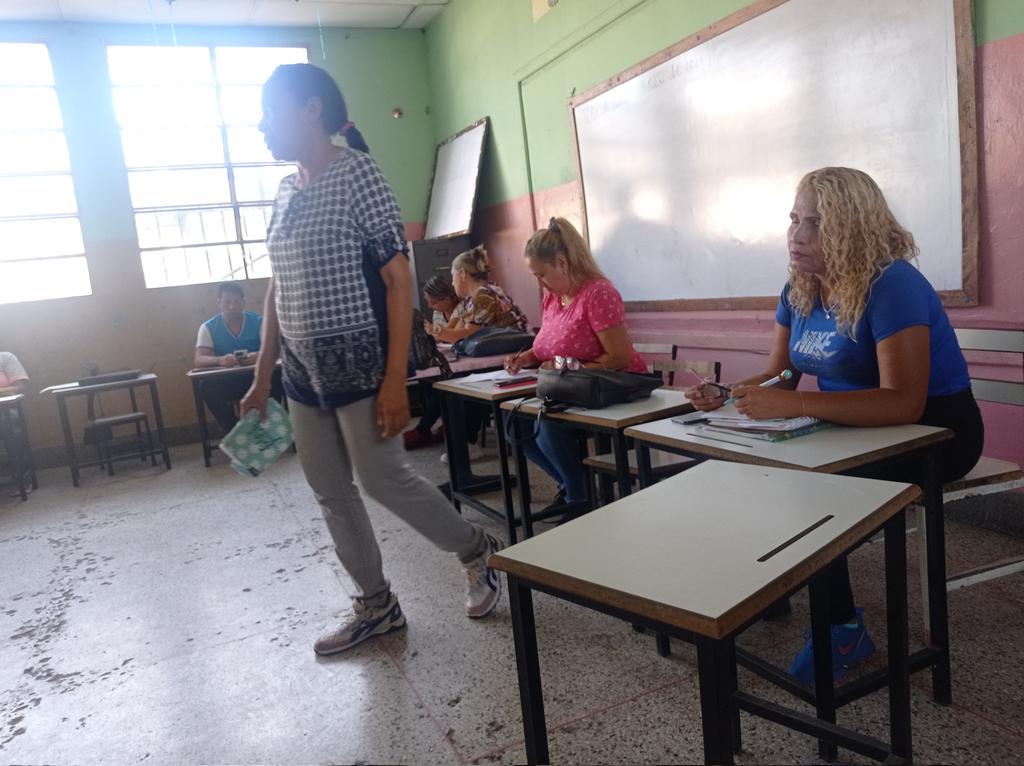 cbitzamora1's tweet photo. EBN Aristides Rojas, sede de centro de calidad educativa, inicia formación de lecto-escritura y matemática para la vida a su personal. Dictado por centro de formación. @_LaAvanzadora @pedrogordon2121 @FundabitAragua https://t.co/WO2SURt2j7