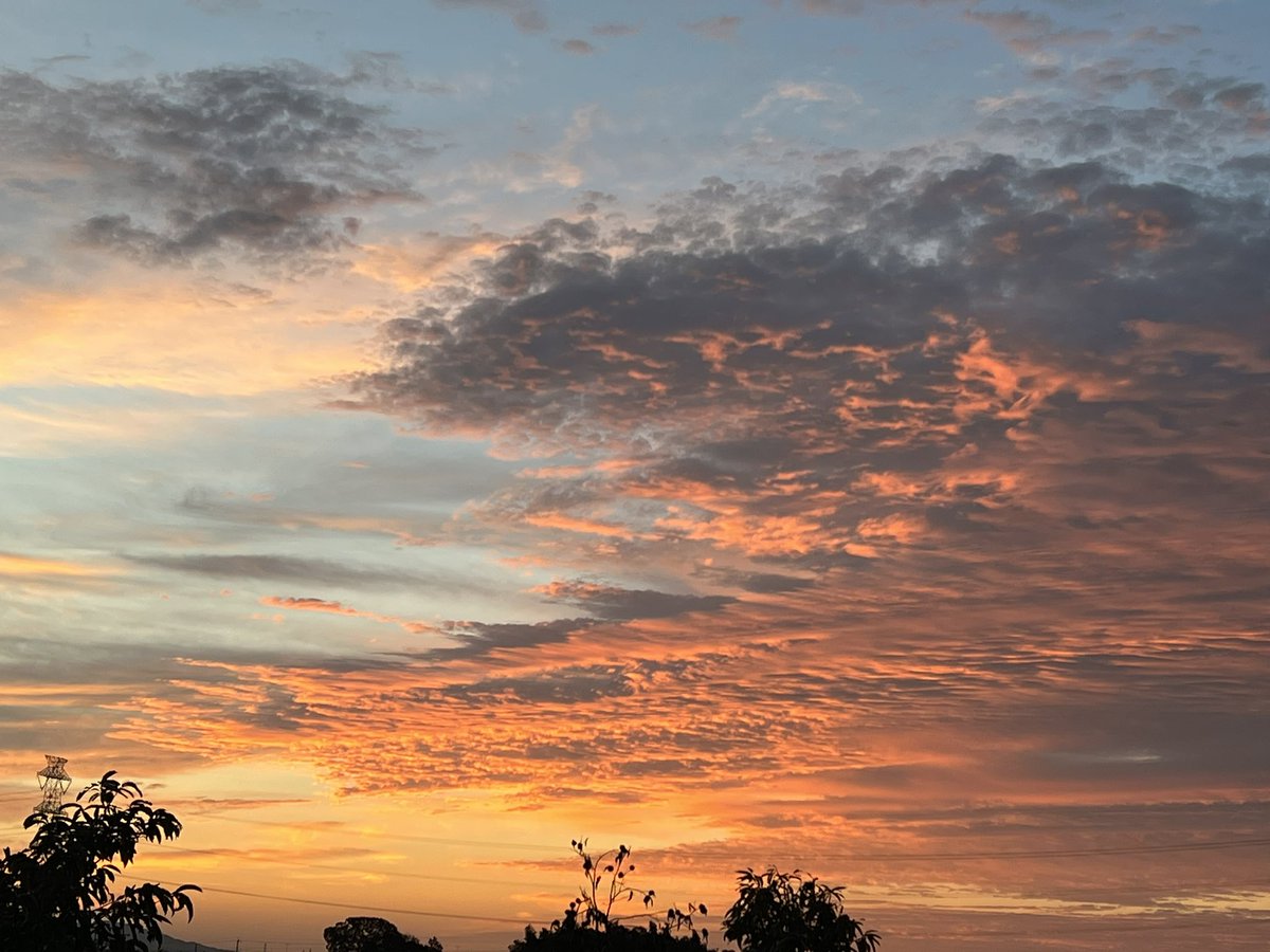 今朝の夜明け前🌞☁️
グラデーションが、少しの時間で変わる💖💛🧡✨

＃イマソラギャラリー　　#朝焼け
#Octobersky     ＃空　　＃雲