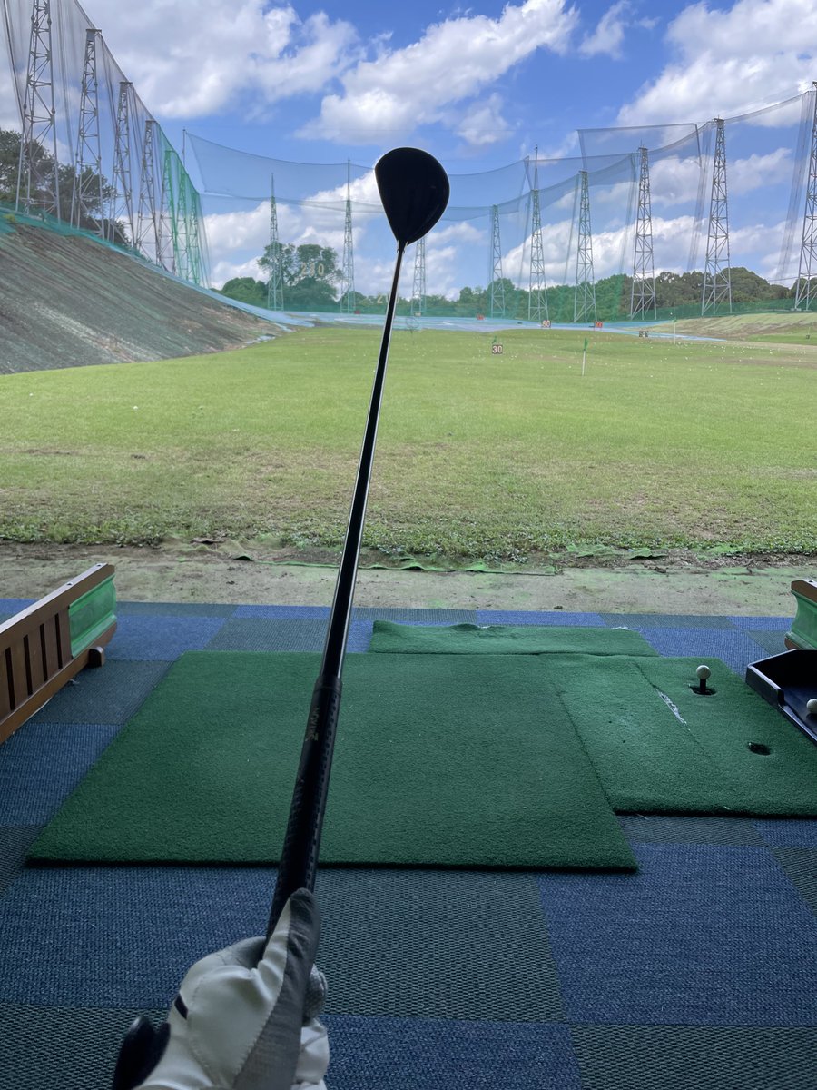 kingofright9's tweet photo. ドライバーの練習する⛳️ https://t.co/VStYCtfGdY
