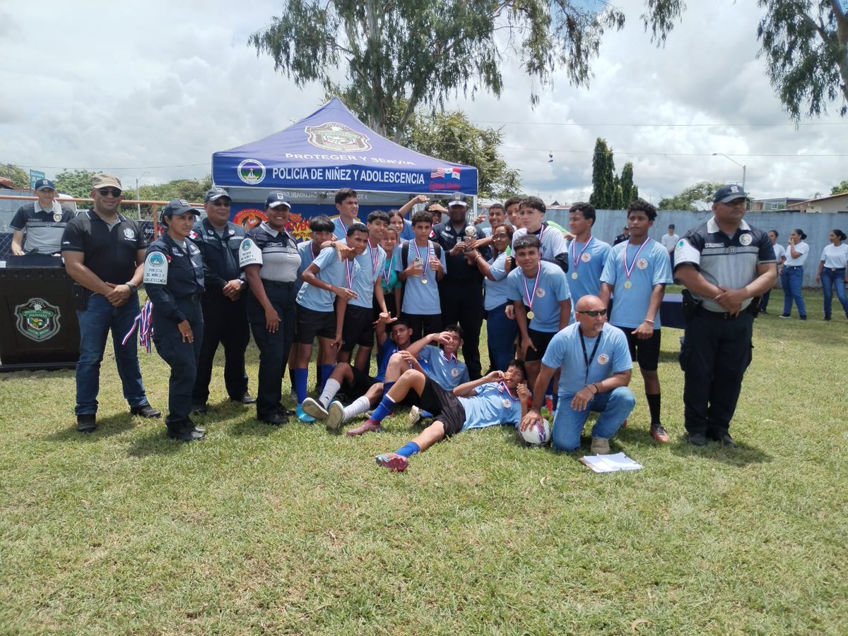 policiadepanama's tweet photo. Como parte de las acciones preventivas realizadas en la Provincia de Los Santos, se realizó el Torneo de Fútbol #JOCODE participando unos 11 colegios, donde el Colegio Manuel María Tejada Roca se alzó con la copa #SíAlDeporte https://t.co/QXa50H4KZa