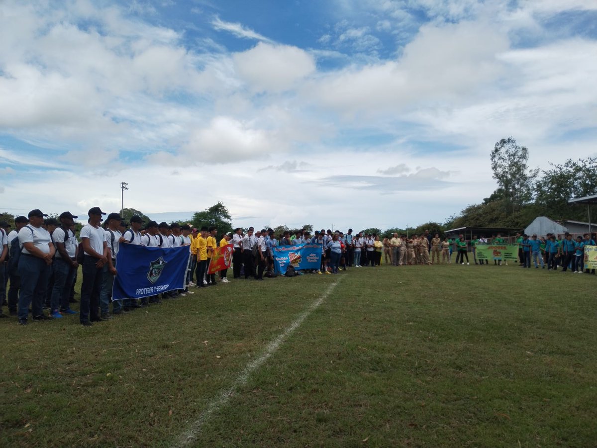 policiadepanama's tweet photo. Como parte de las acciones preventivas realizadas en la Provincia de Los Santos, se realizó el Torneo de Fútbol #JOCODE participando unos 11 colegios, donde el Colegio Manuel María Tejada Roca se alzó con la copa #SíAlDeporte https://t.co/QXa50H4KZa