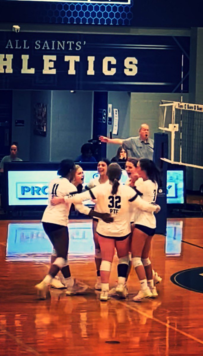 AmyGray8903's tweet image. Huge district win tonight for our Lady Saints!! Keep fighting girls!💙⚜️ #setterlife @BrynlynnG2025 @PTFAthletics @gray_brock