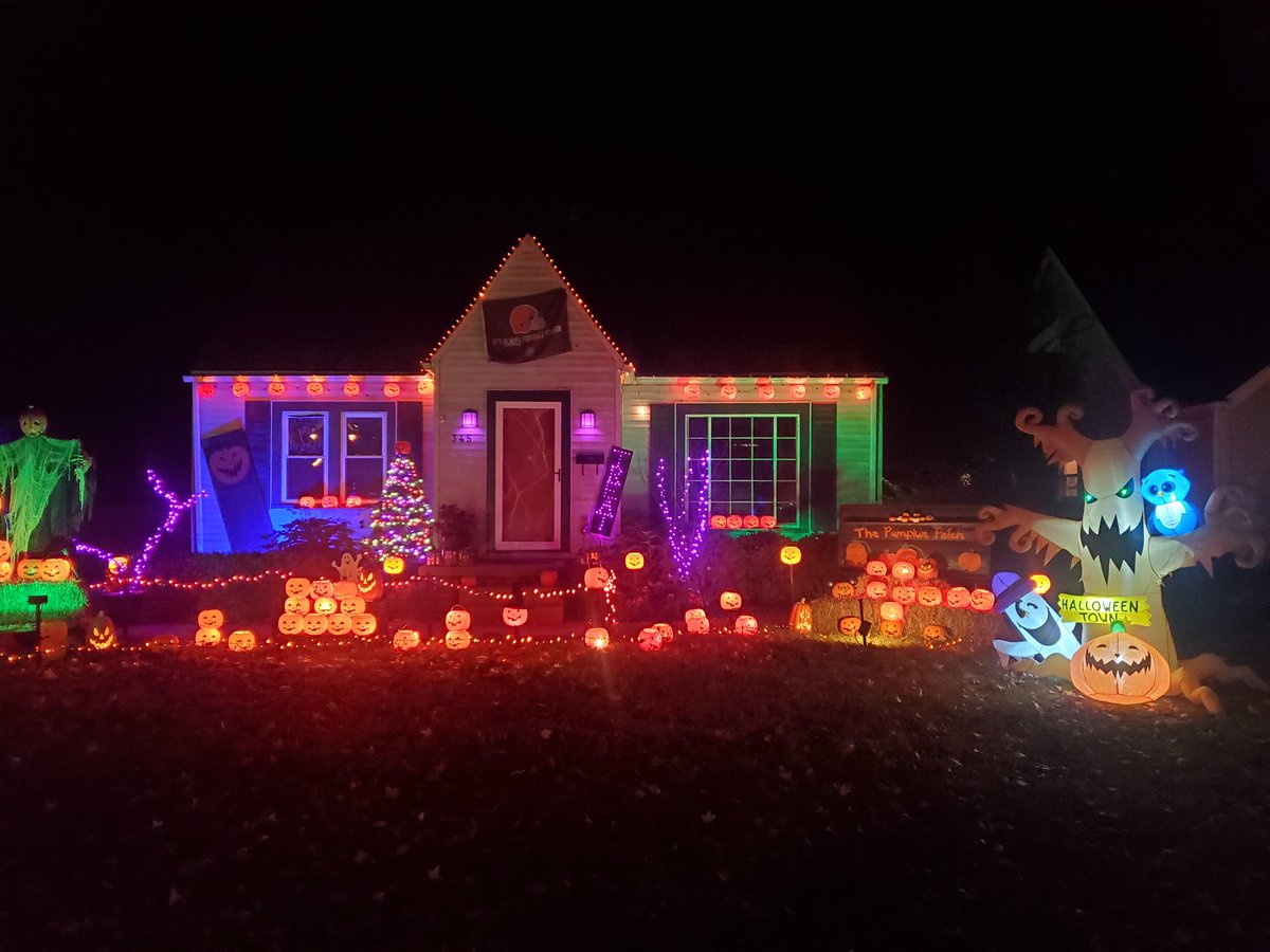 HankF330ToGo's tweet photo. Halloween Light Loops are on full display now. This one in West Akron.
@SpanningtheNeed https://t.co/gYtQld4dLC
