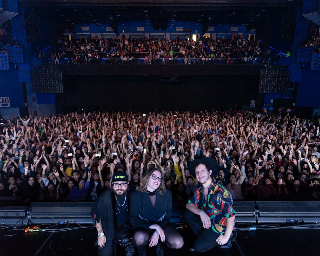 HelloSeahorseMX's tweet image. Anoche fue una noche épica para nosotros. Aún no superamos la emoción de lo que significó compartir esta noche con ustedes. 🖤 &amp;lt;o&amp;gt;

📷 @apanauu #carlosdelariva