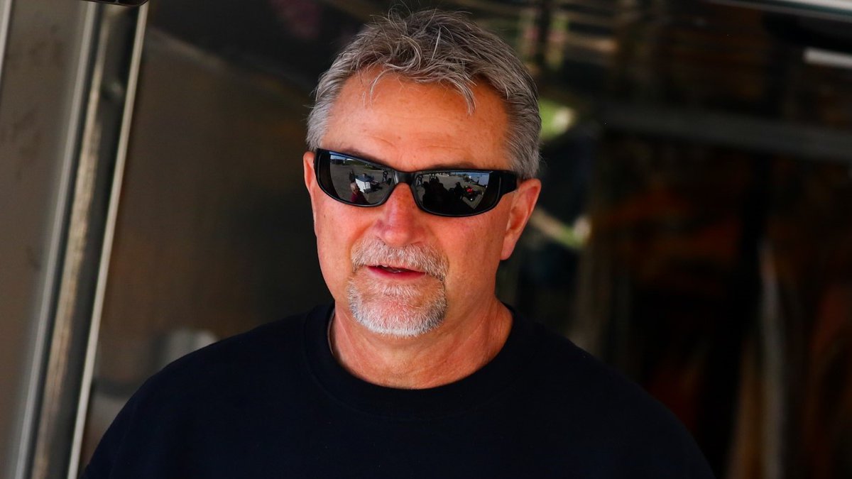 Farewell to an all-time USAC Great! 😎

<a href="/DaveDarland/">Dave Darland Racing</a> announced his retirement on Friday night.

"The People's Champ" leaves a legacy that includes a USAC Triple Crown, 115 USAC victories, 1,334 starts &amp; status as a USAC racing legend.

𝑭𝒖𝒍𝒍 𝑺𝒕𝒐𝒓𝒚: usacracing.com/component/k2/i…