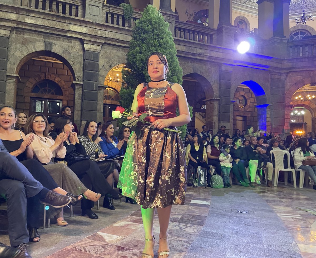 czamoramatute's tweet photo. 👏🧵 ¡Ustedes, #recicladoras, son una fuente de inspiración!
Disfrutamos de la Pasarela de cierre del Programa Casa de la Mujer, centrado en fortalecer sus habilidades técnicas en #diseño y #costura.
Con #AmorPorCuenca❤️💛, transformamos vidas. https://t.co/bZpMdtnx02