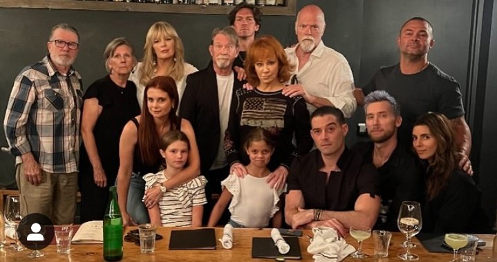 MagnoliaSource's tweet photo. New photos of JoAnna Garcia Swisher hanging out last night with Steve Howey, Melissa Peterman, Reba McEntire, Christopher Rich and Lance Bass. https://t.co/IkFhkkvCcq