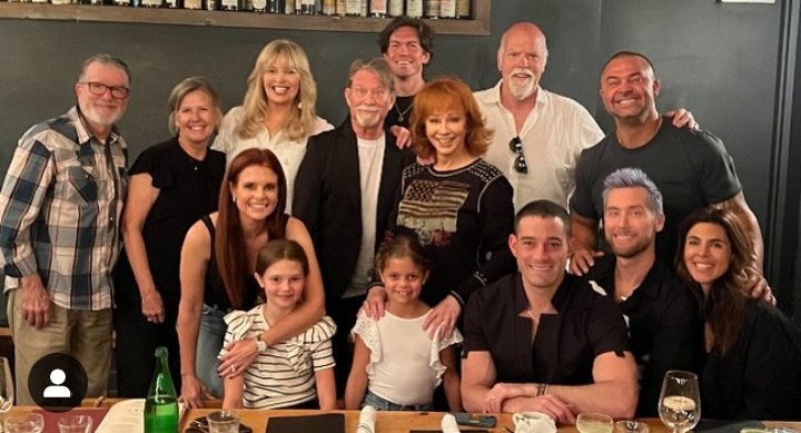 MagnoliaSource's tweet photo. New photos of JoAnna Garcia Swisher hanging out last night with Steve Howey, Melissa Peterman, Reba McEntire, Christopher Rich and Lance Bass. https://t.co/IkFhkkvCcq
