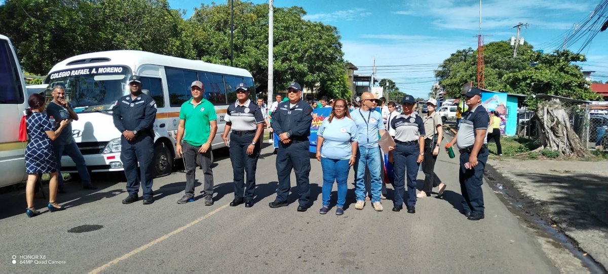 policiadepanama's tweet photo. El Comisionado Ricaurte De La Espada, Jefe de la Zona de Policía de Los Santos y su equipo de trabajo, acompañan a jóvenes pertenecientes al programa #JOCODE, quienes realizaron un caminata por la prevención en el Distrito de Las Tablas. https://t.co/xl6qQUdyhL