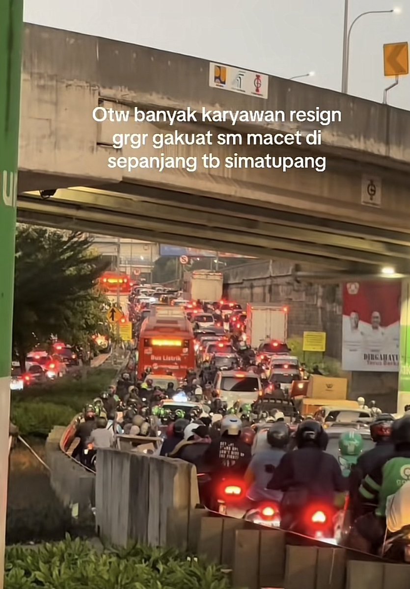 kita lebih takut ga kerja drpd macet, jadi macet tb simatupang bukan apa apa🥲🙏🏽