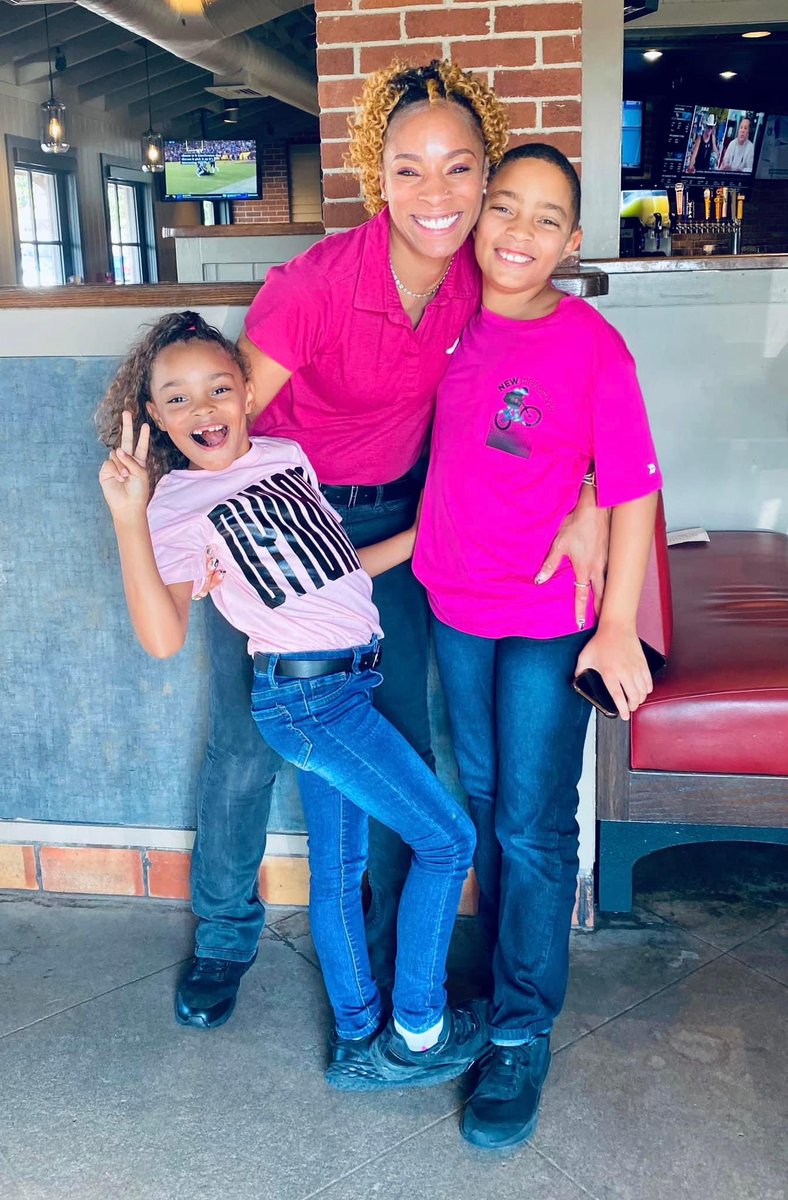#BreastCancerAwareness It always an amazing day at #Chilis especially when I get to see my loves ❤️  #chilislove #mykiddos 💙