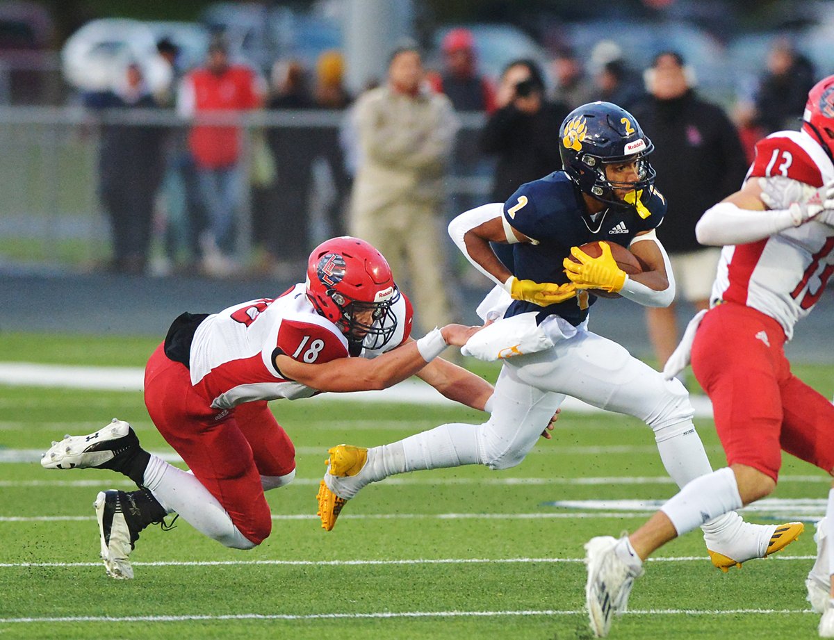 HPDonCampbell's tweet photo. St. Joseph defeats Lakeshore 35-0 during Friday night's game in St. Joseph. https://t.co/lyDuyyDQiu