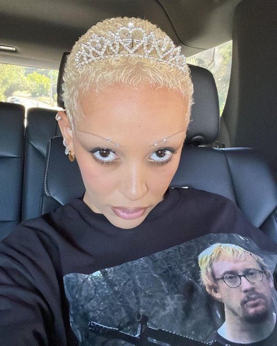 🚨FAMOSOS: Doja Cat postou e apagou em seguida essa foto vestindo uma camiseta com o rosto do neonazista Sam Hyde.