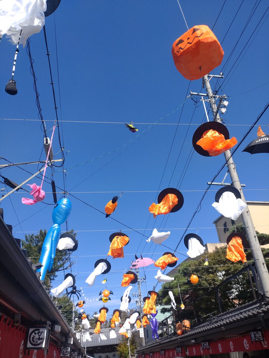 saku_print's tweet photo. 山門仲見世通り
本日よりハロウィン♪
今年は野沢北高校美術班とコラボです

#のざわ商店街振興組合 #野沢北 #ぴんころ地蔵 #10月限定 https://t.co/rQwYvgAkew
