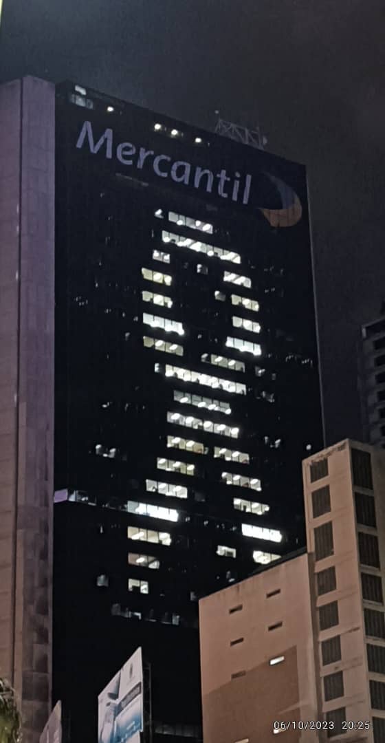johkhz's tweet image. La Torre Mercantil, en Caracas 

#MesRosa #CánceDeMama