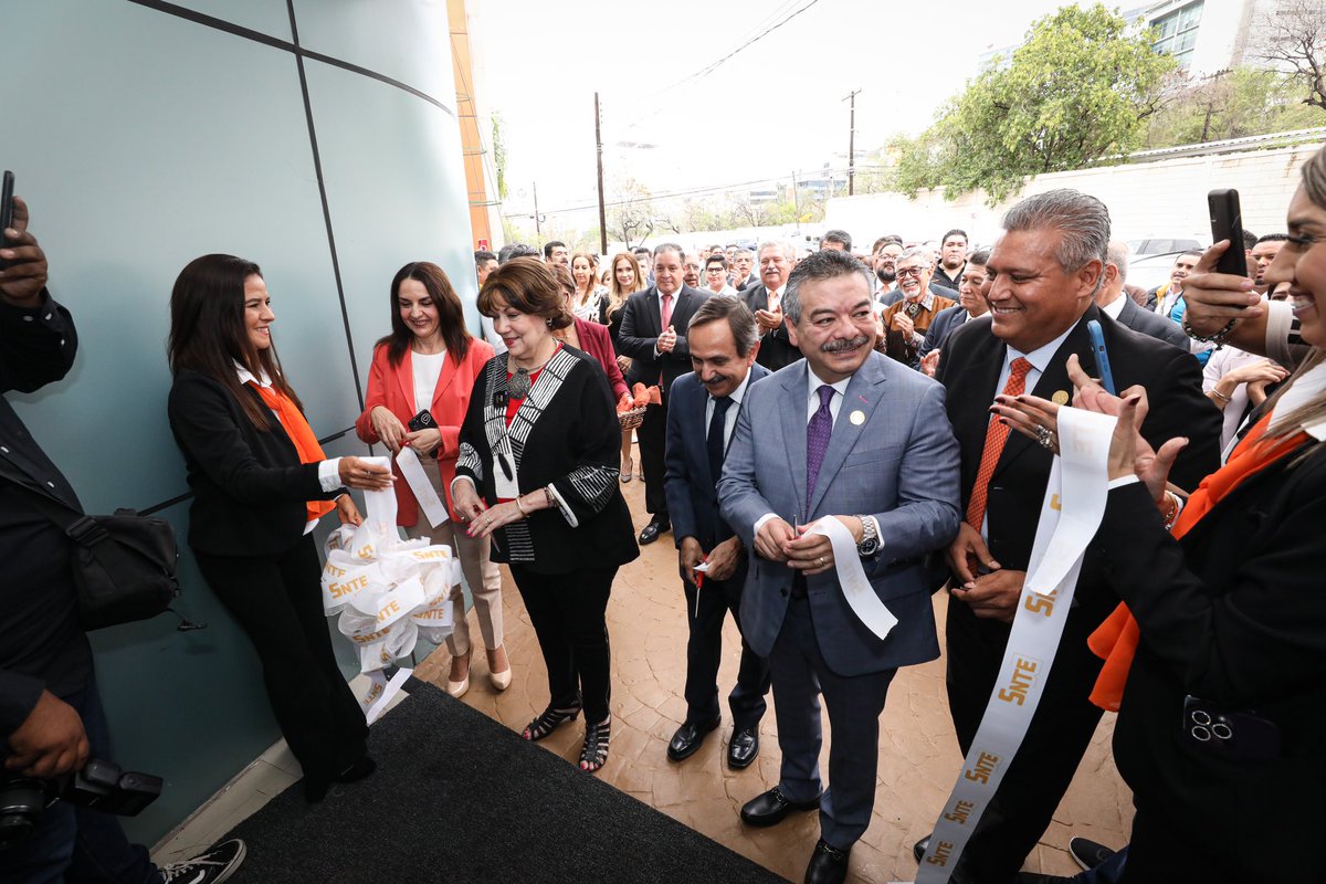 SNTE21's tweet photo. #UnoSomosTodos🙋‍♀️
#TodosSomosUno🙋‍♂️

#Sección21🟠 del #SNTE📚 conmemora el Día Mundial de las y los Docentes con la ceremonia de los galardonados a la Galería del Educador Neoleonés 2023, además de la reinaugurar espacios del edificio sindical. 

Nota👉 https://t.co/q2N9cjKSOe https://t.co/xaN3Xm8nQQ