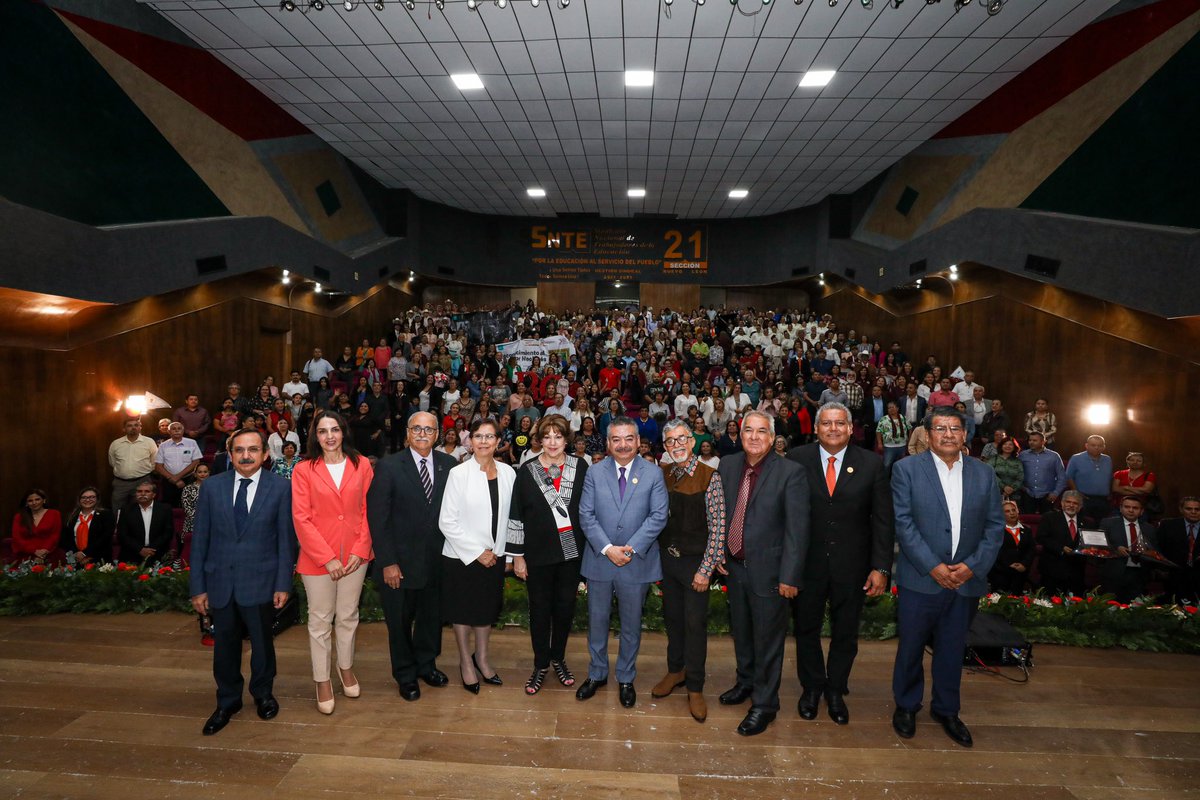 SNTE21's tweet photo. #UnoSomosTodos🙋‍♀️
#TodosSomosUno🙋‍♂️

#Sección21🟠 del #SNTE📚 conmemora el Día Mundial de las y los Docentes con la ceremonia de los galardonados a la Galería del Educador Neoleonés 2023, además de la reinaugurar espacios del edificio sindical. 

Nota👉 https://t.co/q2N9cjKSOe https://t.co/xaN3Xm8nQQ