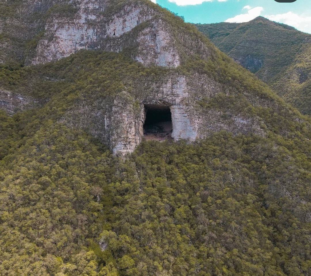 nelvaldez's tweet photo. 🦇 La famosa cueva de Los Murciélagos en #Santiago #NuevoLeón. Según las leyendas ésta cueva fue también el escondite del famoso bandolero Agapito Treviño a mediados del siglo 19.

📸 Cortesía NL Travel https://t.co/6JoZMrjhXy