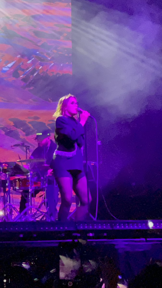 Lore1719's tweet image. Sigo procesando la noche de anoche con @HelloSeahorseMX .🫶🏼

Tremendo show que nos presentaron @denisegume @Bonnz y @bbuurrggooss con su nuevo álbum #Híper 💛💙