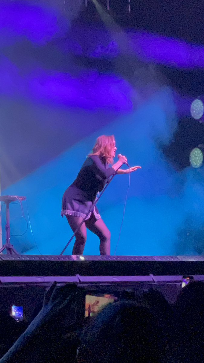 Lore1719's tweet image. Sigo procesando la noche de anoche con @HelloSeahorseMX .🫶🏼

Tremendo show que nos presentaron @denisegume @Bonnz y @bbuurrggooss con su nuevo álbum #Híper 💛💙