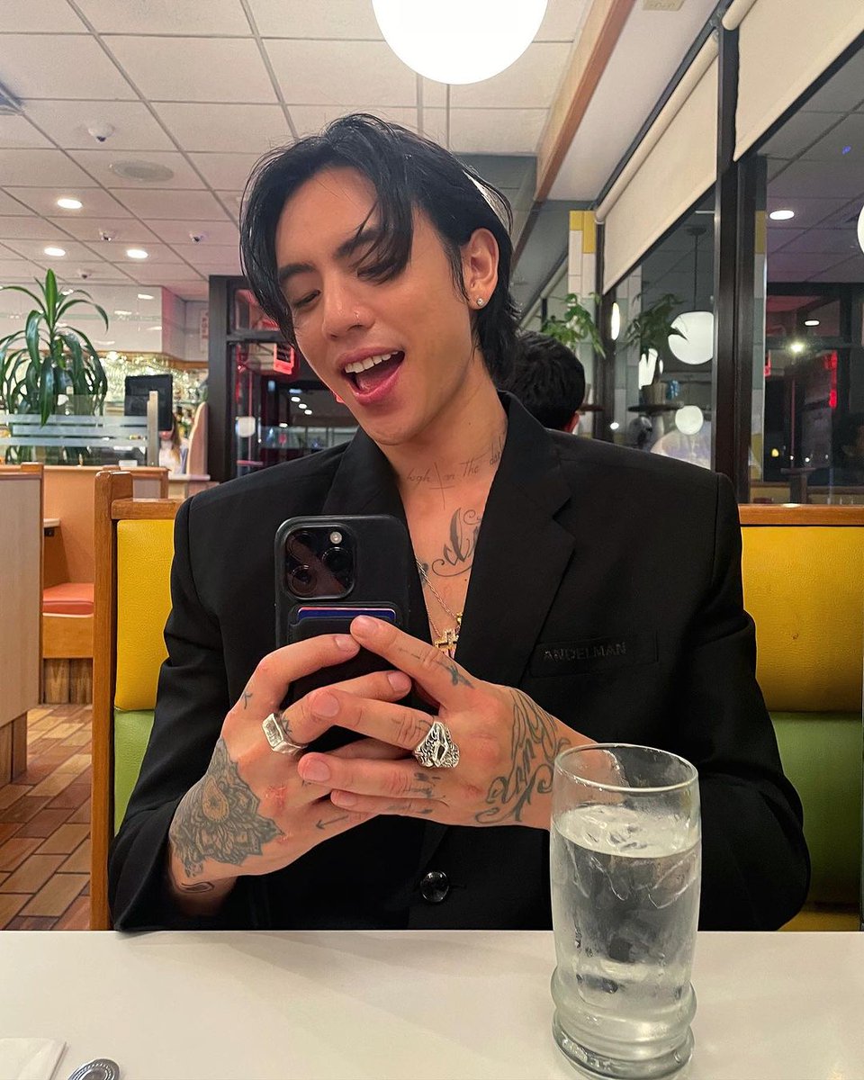 portaldpr's tweet photo. "Queridos dreamers, se estão lendo isso, eu nunca estive tão feliz e grato! Obrigado 🌕 #dearinsanity #goinsane ❤️ #dpr"

📸 #dprian ig post https://t.co/SZ8hgtytnd