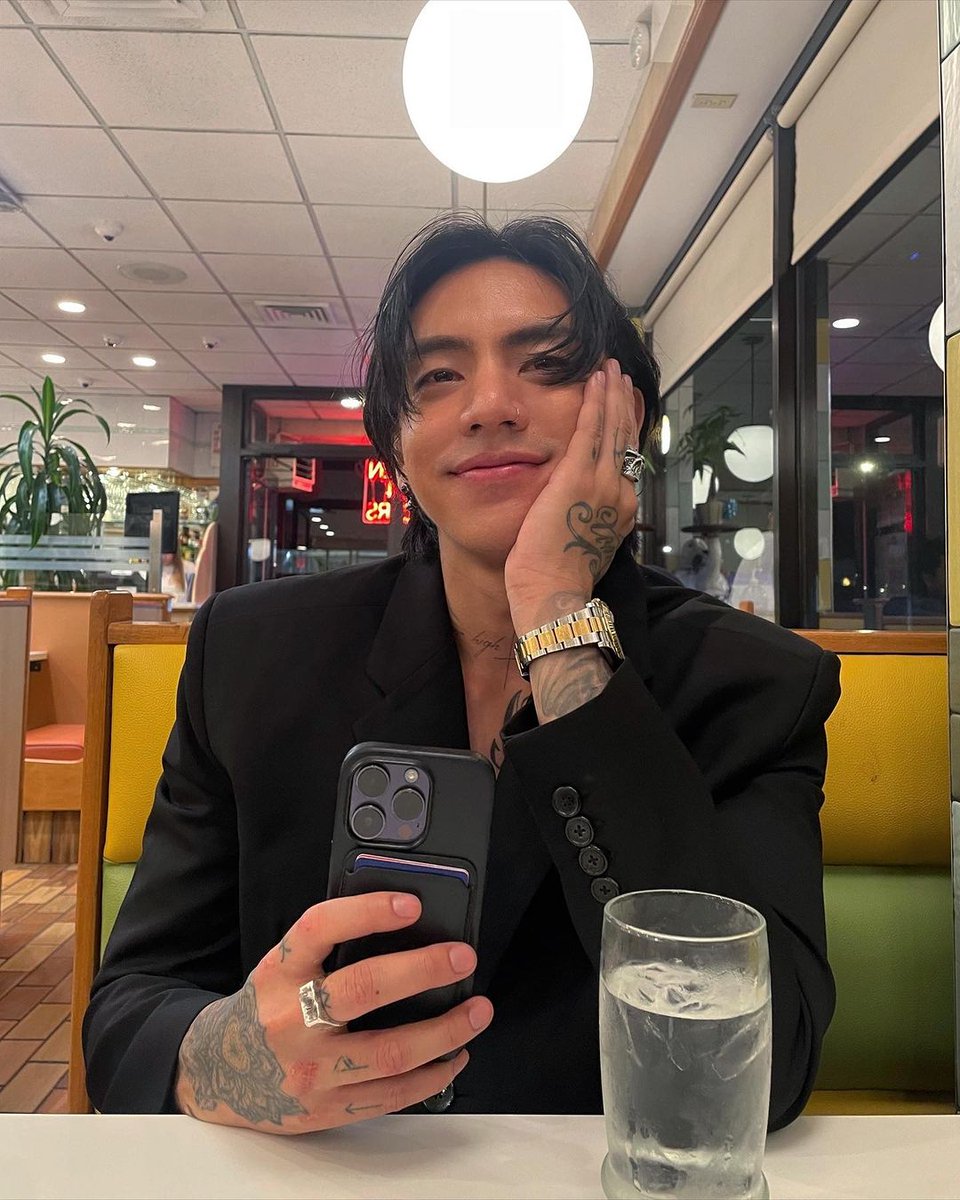 portaldpr's tweet photo. "Queridos dreamers, se estão lendo isso, eu nunca estive tão feliz e grato! Obrigado 🌕 #dearinsanity #goinsane ❤️ #dpr"

📸 #dprian ig post https://t.co/SZ8hgtytnd