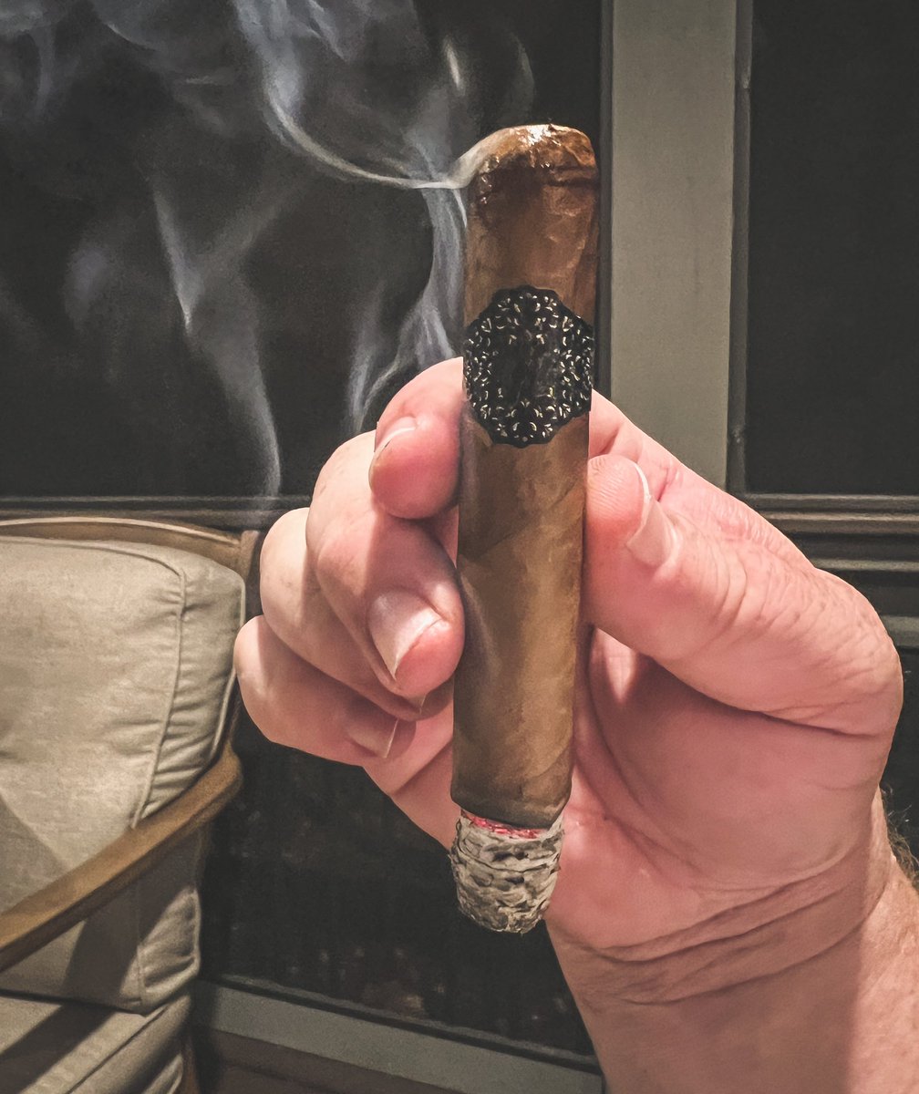 stogiedad's tweet photo. While the smoker gets going, trying out a new @warpedcigars #UpperRealm. Very nice so far! #nowsmoking #CigarLife https://t.co/dEqQ0HnSTY