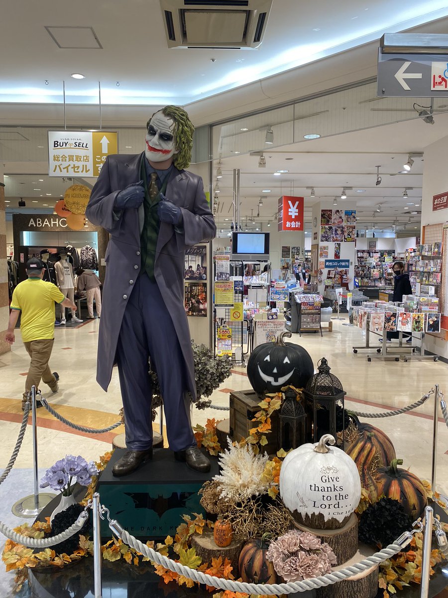 Isuzu_T's tweet image. 季節は楽しいハロウィンですみたいなツラでいていい奴じゃないだろお前は
なんだその角度は