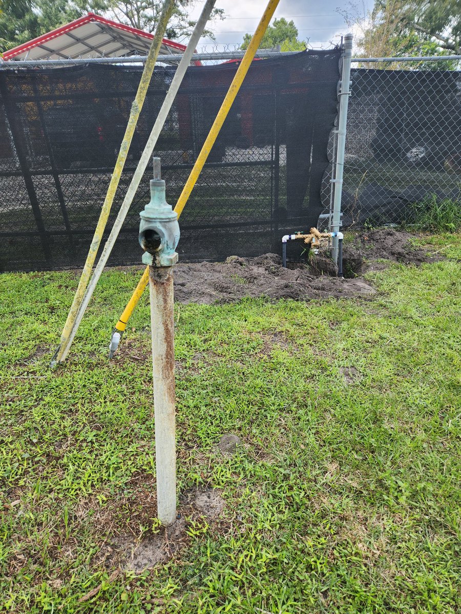 nomorebackflow's tweet image. Are you kidding or what? I found this cross Connection in Jacksonville, Florida, last week that has been prohibited by law since 2003. You are a liar or you have no clue as to what is going on! Allowing Chemicals and Bacteria to enter into the Drinking  Supply, how horrible!