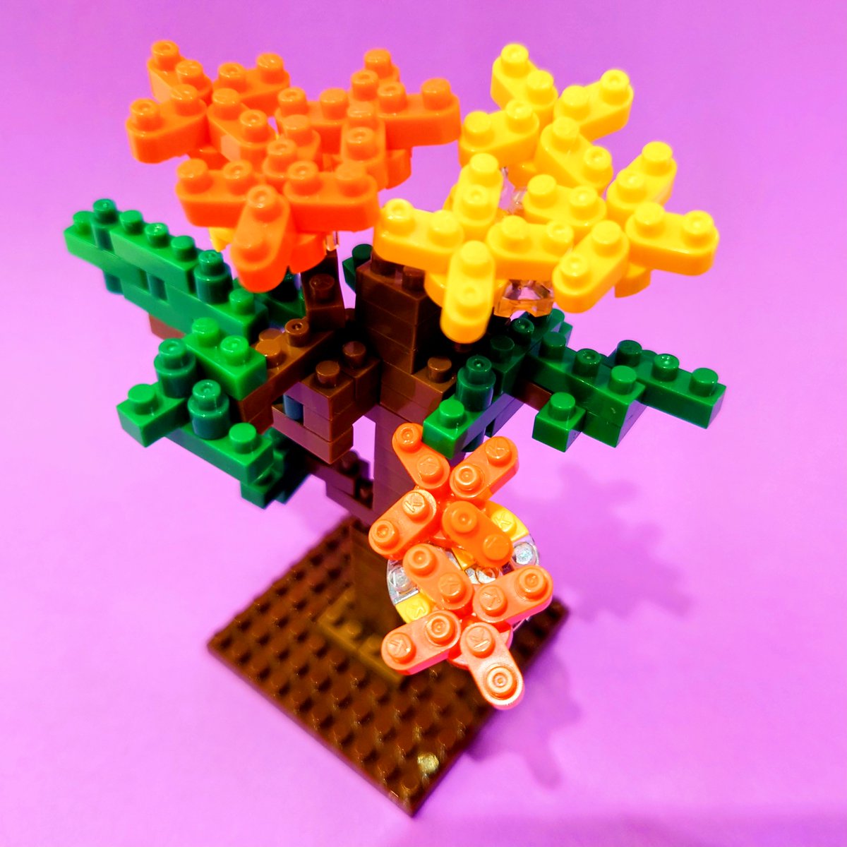 nanoblockstore's tweet photo. こんにちは！ #ナノブロックストア です！
今日10月7日の誕生花のひとつ #金木犀
オレンジ色の小花がたくさん咲き、甘い香りを漂わせ秋の訪れをおしえてくれます。
花言葉は「謙虚」など
中国茶の桂花茶は、金木犀の花を乾燥させたお茶だそう☕

#nanoblock #ソラマチ
#今日はnaんno日
#fragrantorange https://t.co/3lCYgY7MIx